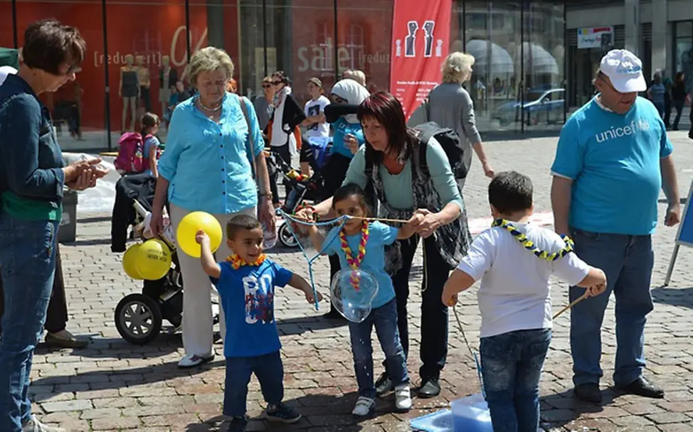 Ehrenamtliche: Kinder konnten am UNICEF-Stand Seifenblasen machen