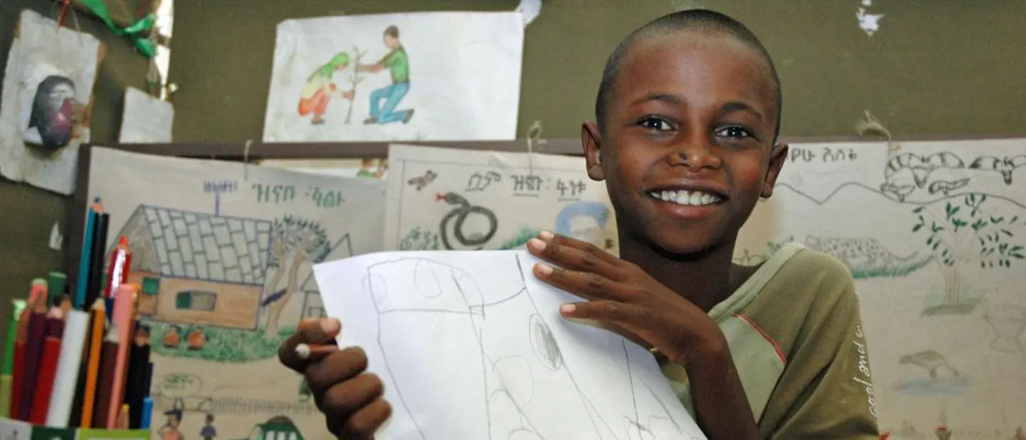 Straßenkinder in Äthiopien: Krudell beim Malen im Kinderzentrum. | © UNICEF Straßenkinder in Äthiopien: Krudell beim Malen im Kinderzentrum.