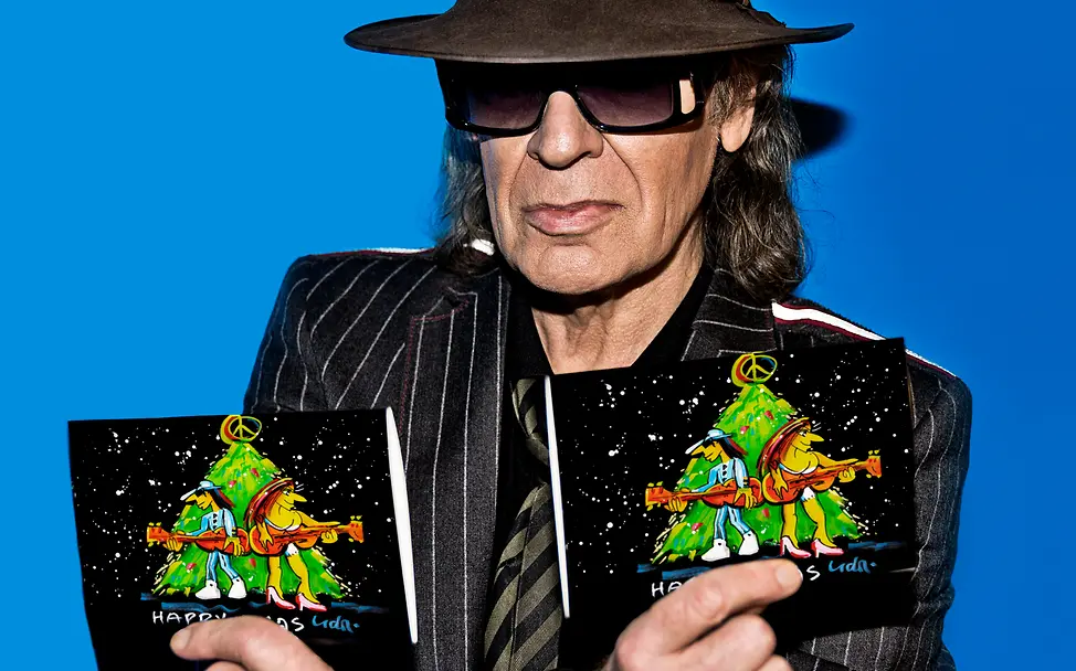 Udo Lindenberg zeigt sein neues Grußkarten-Motiv "Happy X-Mas". | © Tine Acke Udo Lindenberg zeigt sein neues Grußkarten-Motiv "Happy X-Mas".
