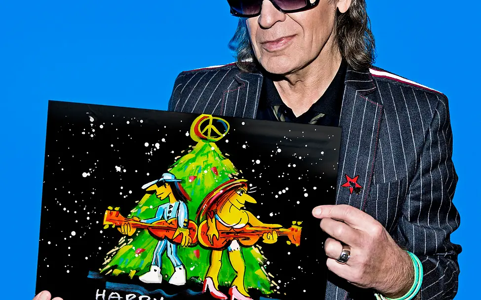 Udo Lindenberg zeigt seine neue UNICEF-Grußkarte "Happy X-Mas". | © Tine Acke Udo Lindenberg zeigt seine neue UNICEF-Grußkarte "Happy X-Mas".