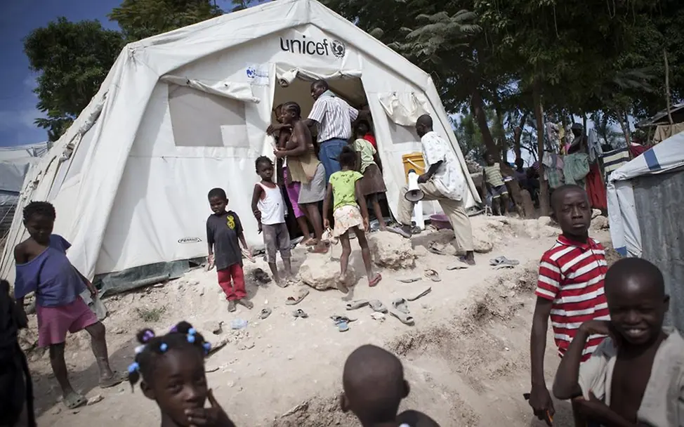 Kinder versammeln sich vor einer Essensausgabe Haiti UNICEF Erdbeben Hilfe