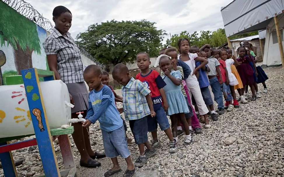 Kinder beim Händewaschen in der Schule "Ecole Jouyeux Lutins" in Port-au-Prince. Haiti Erdbeben UNICEF Händewaschen Schule