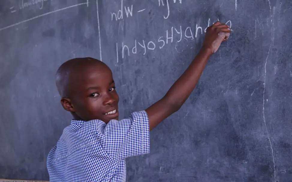Janette (9) ist eine sehr gute Schülerin | ©UNICEF Ruanda/Mugabe Ruanda: Janette lernt an der Tafel