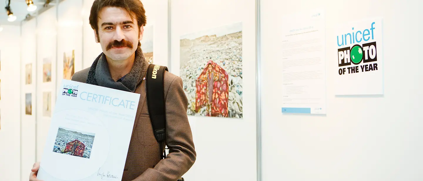 UNICEF-Foto des Jahres 2016: Arez Ghaderi mit Siegerurkunde