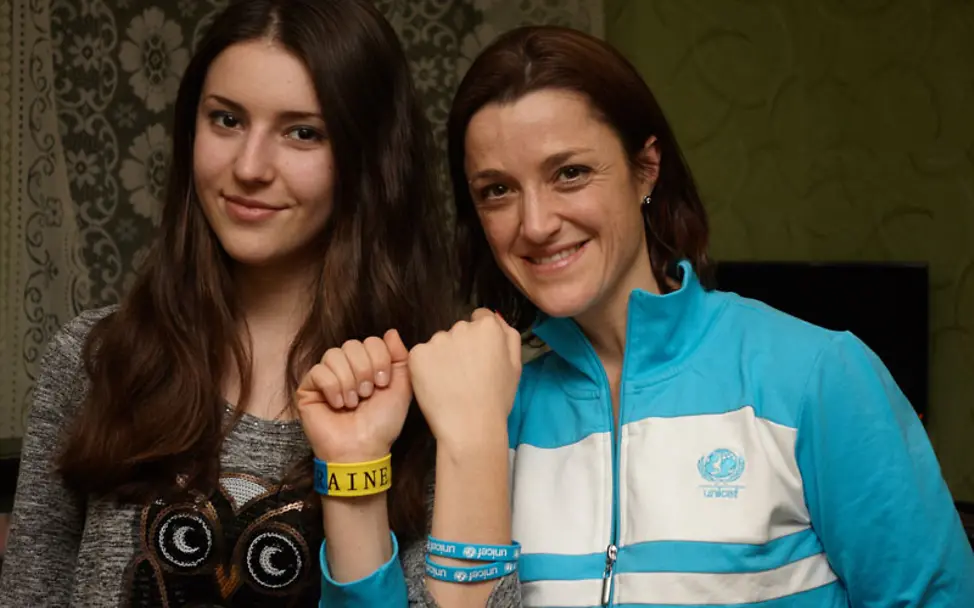 Margarita mit UNICEF-Mitarbeiterin Ninja Charbonneau | © UNICEF Ukraine/Edward Zaikin Ninja Charbonneau mit Margarita