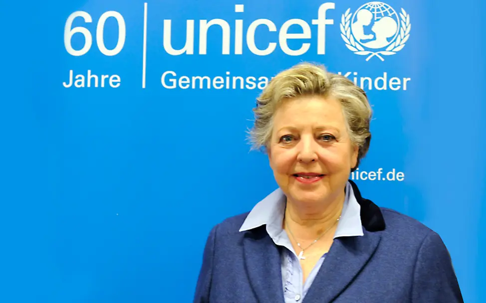 Marie-Luise Marjan bei einer Ausstellungseröffnung | © UNICEF/Hyou Vielz Marie-Luise Marjan bei der Ausstellung "andere Kinderwelten"