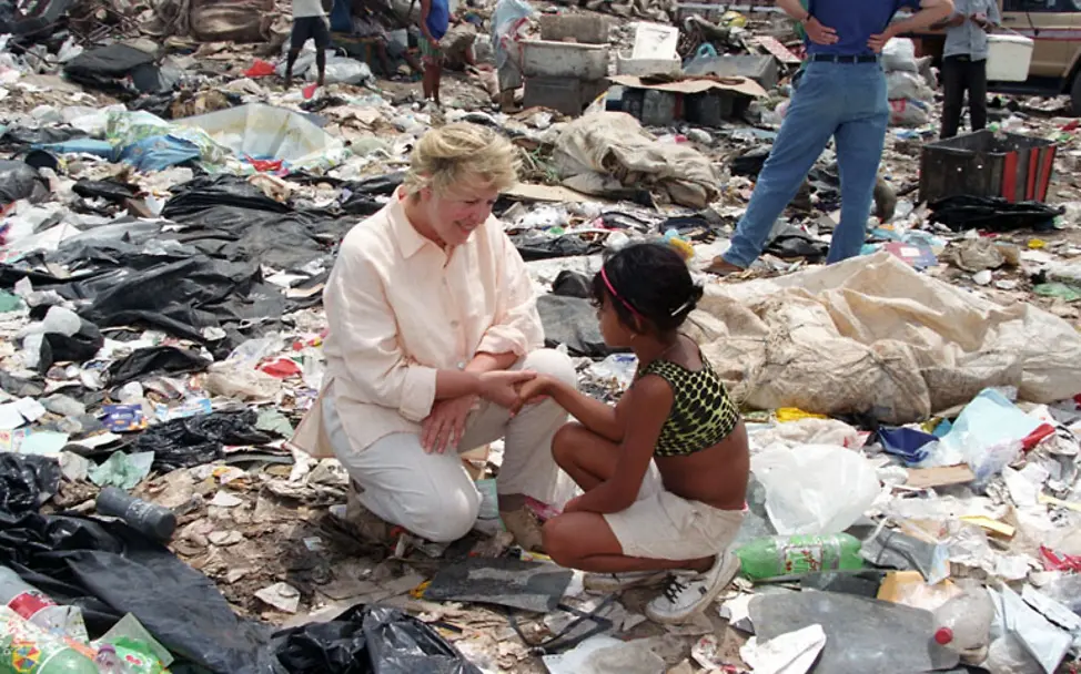 Marie-Luise Marjan hält die Hand eines Kindes | © Jens Kalaene Marie-Luise Marjan zusammen mit einem Kind