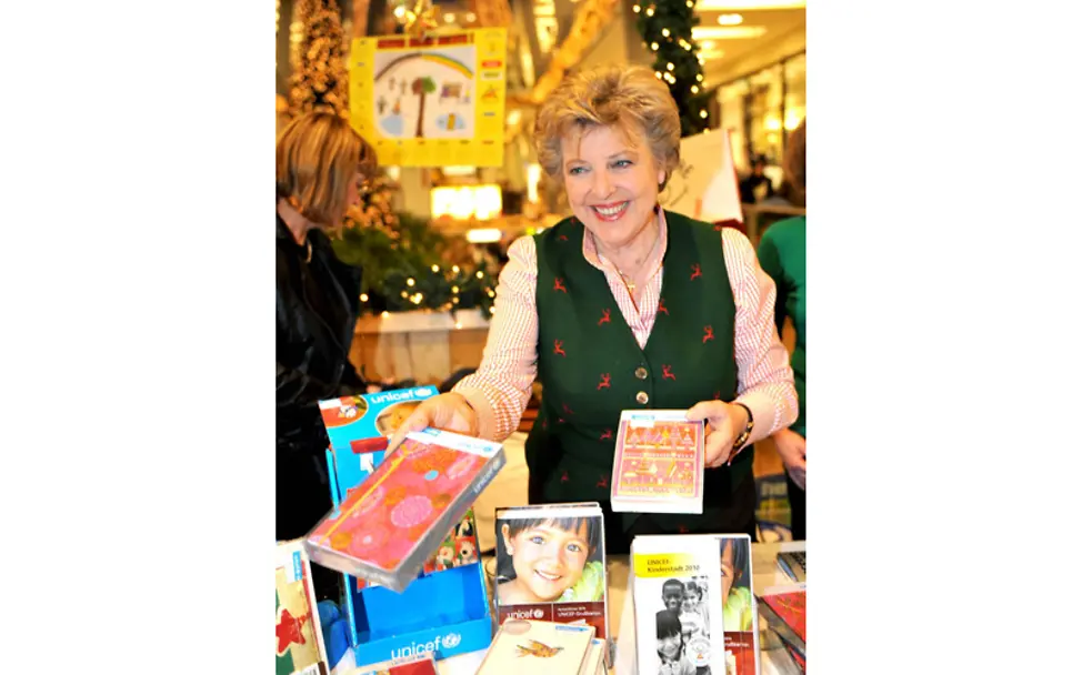 Voller Einsatz beim Verkaufen der UNICEF-Grußkarten | © UNICEF/Claudia Berger Marie-Luise Marjan verkauft UNICEF-Grußkarten