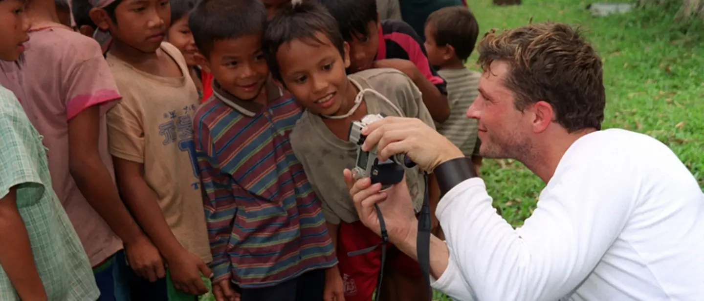Hardy Krüger Jr. beim Spielen mit Kindern