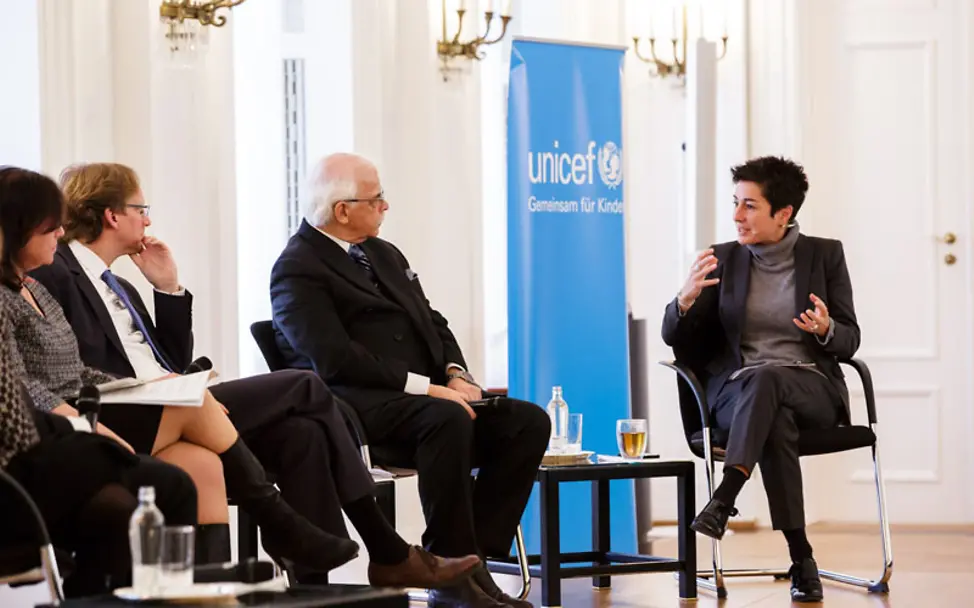 Neujahrsgespräch: Angeleitet durch Dunja Hayali | © Bundesregierung/Steins Neujahrsgespräch: Geleitet wird das Gespräch von Dunja Hayali