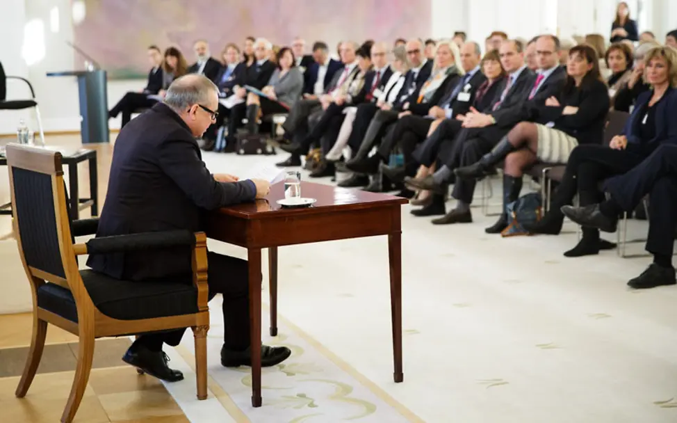 Neujahrsgespräch: Joachim Król liest vor | © Bundesregierung/Steins Joachim Król liest beim Neujahrsgespräch