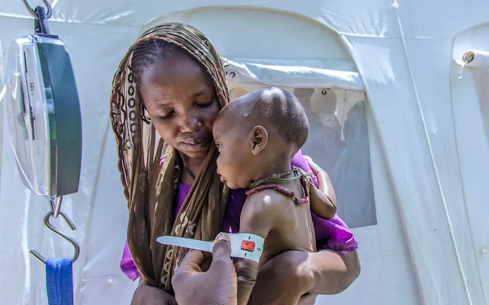 Der gerade einmal elf Monate alte Sohn von Jide ist schwer mangelernährt. In einem UNICEF Zentrum wird der Kleine versorgt.
