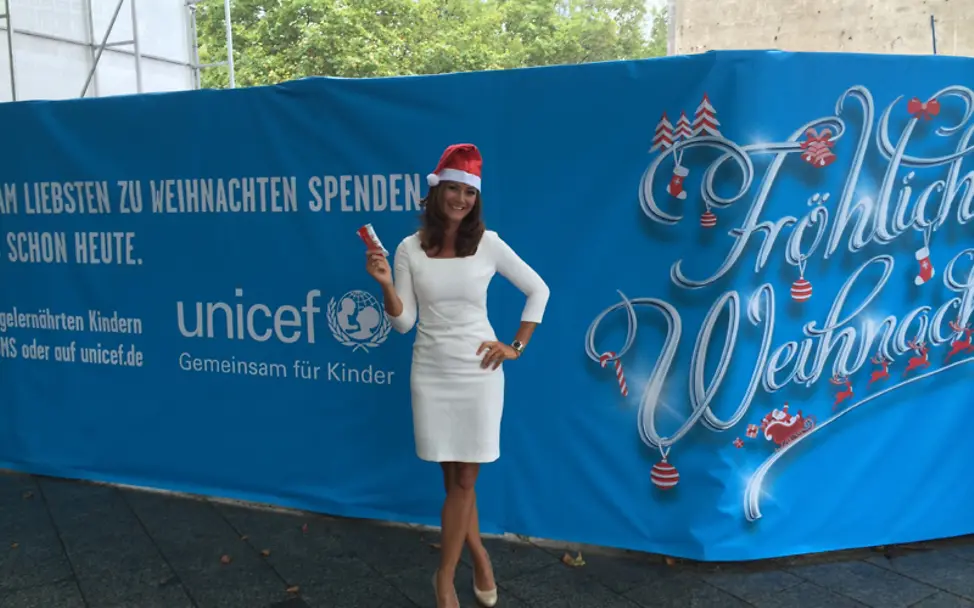 Sandra Thier bei einer ungewöhlichen Weihnachtsaktion | © UNICEF/Kempen Sandra Thier bei einer ungewöhnlichen Weihnachtsaktion im September