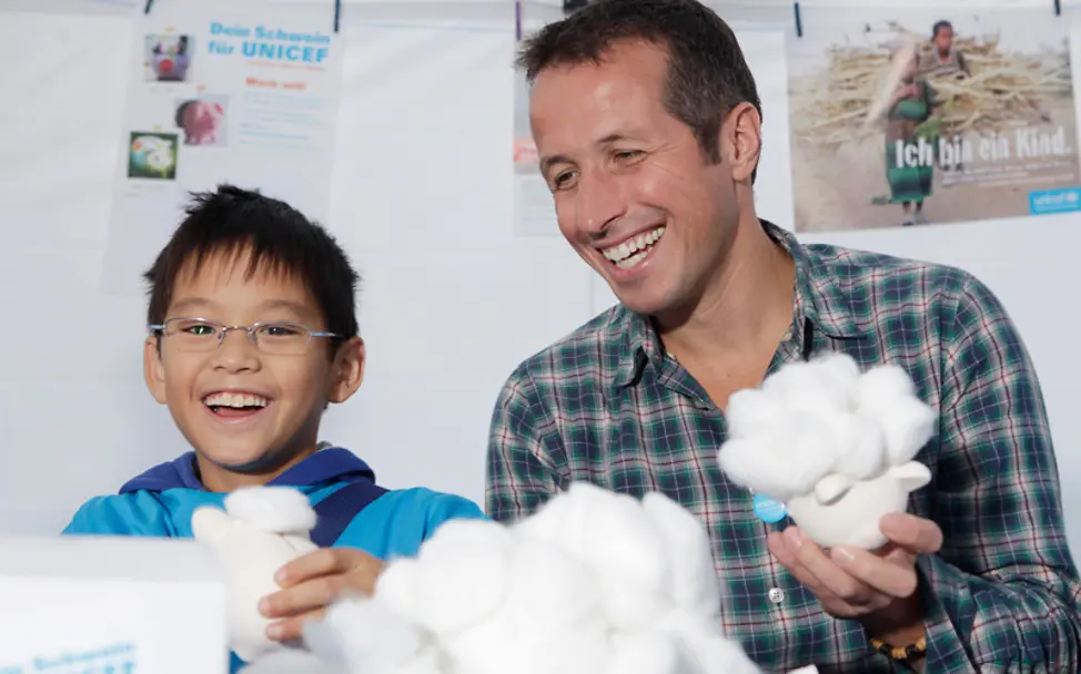 Willi Weitzel bei der Spendenaktion "Dein Schwein für UNICEF"