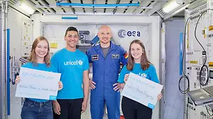 UNICEF-Botschafter Alexander Gerst untertützt die Aktion #träumesindgrenzenlos | © UNICEF/Sebastian Bänsch Alexander Gerst unterstützt die Aktion #träumesindgrenzenlos