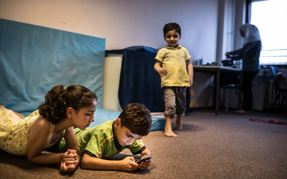 Alltagszene einer syrischen Familie in einer Flüchtlingsunterkunft in Berlin | © UNICEF/Gilbertson UNICEF-Studie Flüchtlingskinder: Alltag einer syrischen Familie in einer Flüchtlingsunterkunft