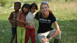 Nina Ruge mit Kindern in Kambodscha | © UNICEF/Claudia Berger Nina Ruge während ihrer Porjektreise mit Kindern in Kambodscha