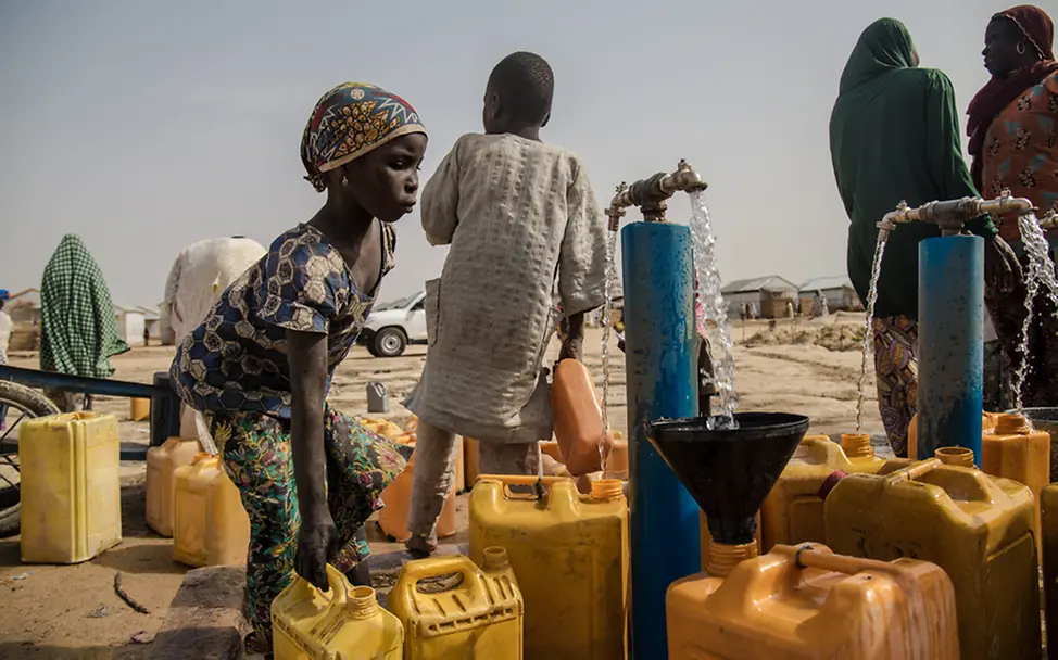 Nigeria: Zara holt Wasser für sich und ihre Familie in Borno, dem am schwersten betroffenen Bundesstaat in Nigeria. 