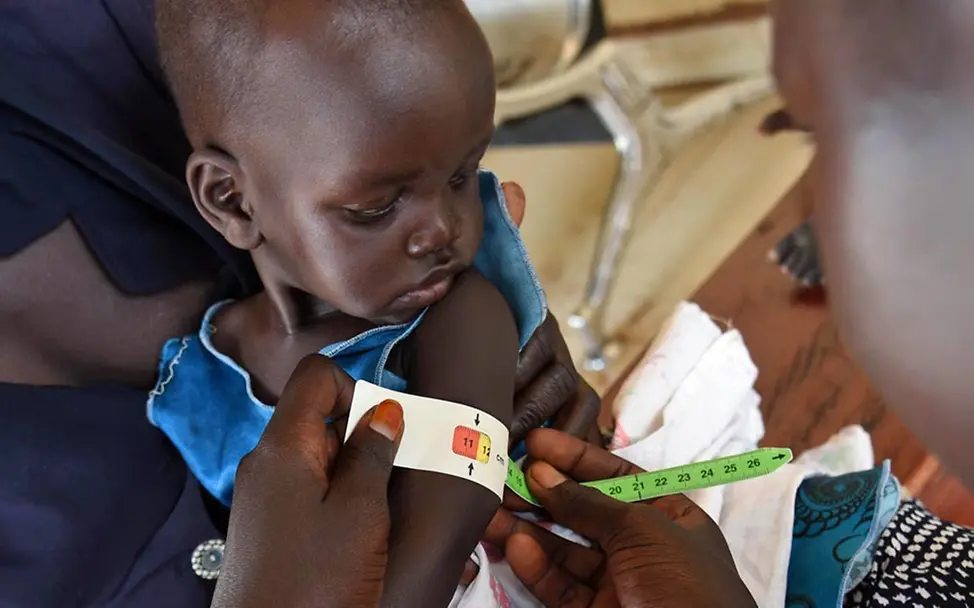 Geschenke guter Zweck: Nahrhafte Erdnusspaste versorgt mangelernährte Kinder. | © UNICEF/Ryeng Geschenke guter Zweck: Nahrhafte Erdnusspaste versorgt mangelernährte Kinder.