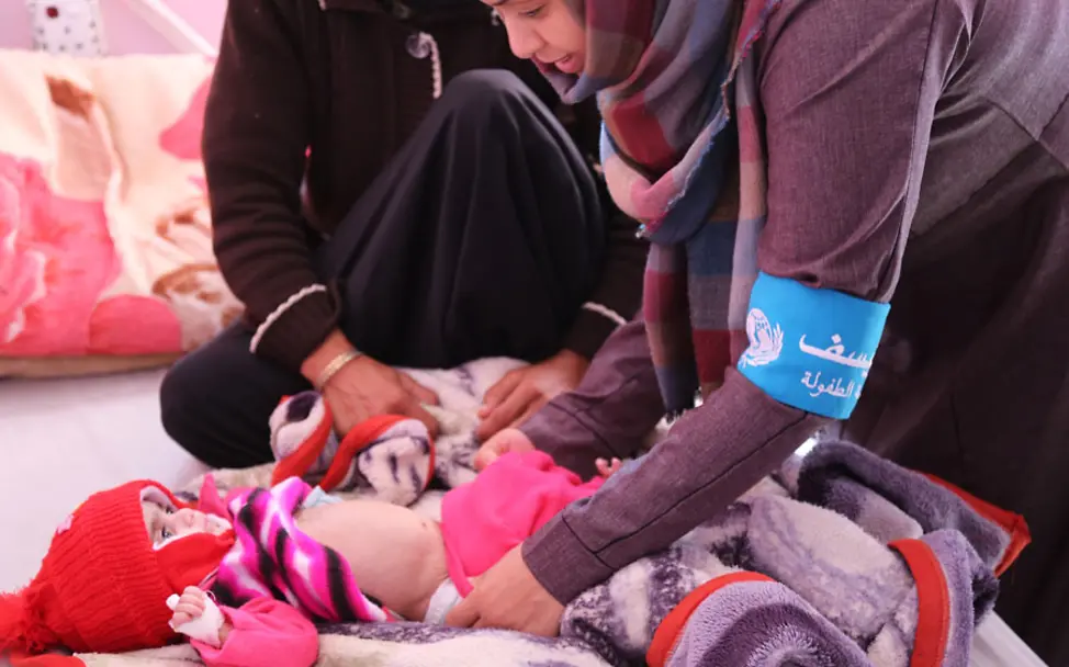 Untersuchung auf akute Mangelernährung | © UNICEF Yemen/Magd Farid Jemen: UNICEF Helferin untersucht Jungen auf akute Mangelernährung