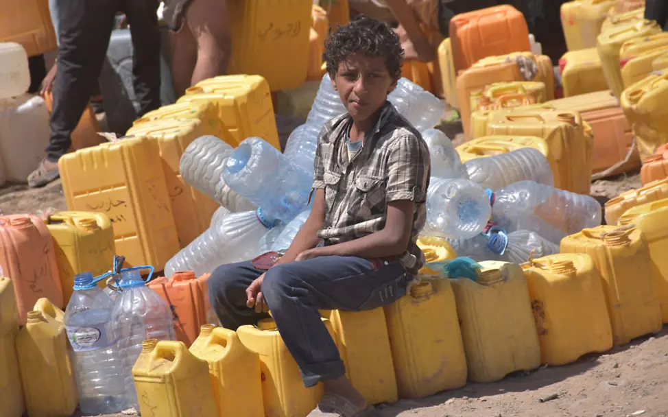 Ein Junge wartet darauf, seine Wasserkanister zu füllen | © UNICEF Yemen/Moath Algabal Jemen: Ein Junge mit Wasserkanistern