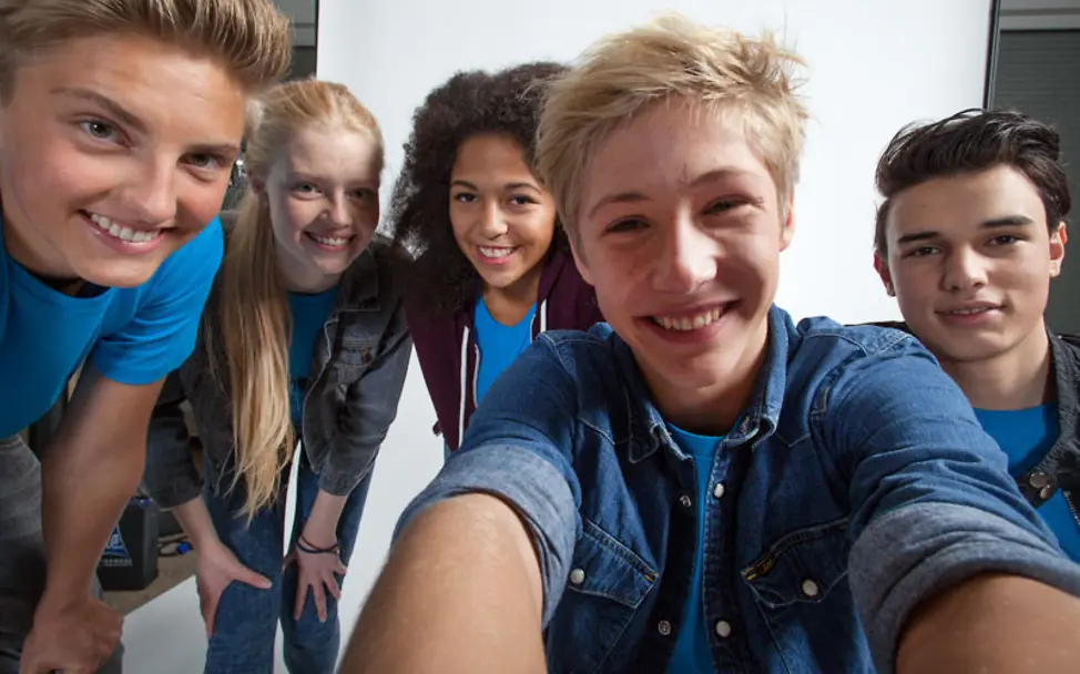 Die UNICEF JuniorTeamer vor dem Dom in Köln.