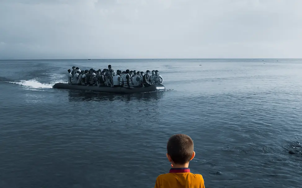 Griechenland: Flüchtlinge erreichen die Küste von Lesbos. | © UNICEF/Gilbertson Ein Junge blickt auf das Meer in Lesbos, Griechenland hinaus, wo gerade ein Boot mit Flüchtlingen ankommt.