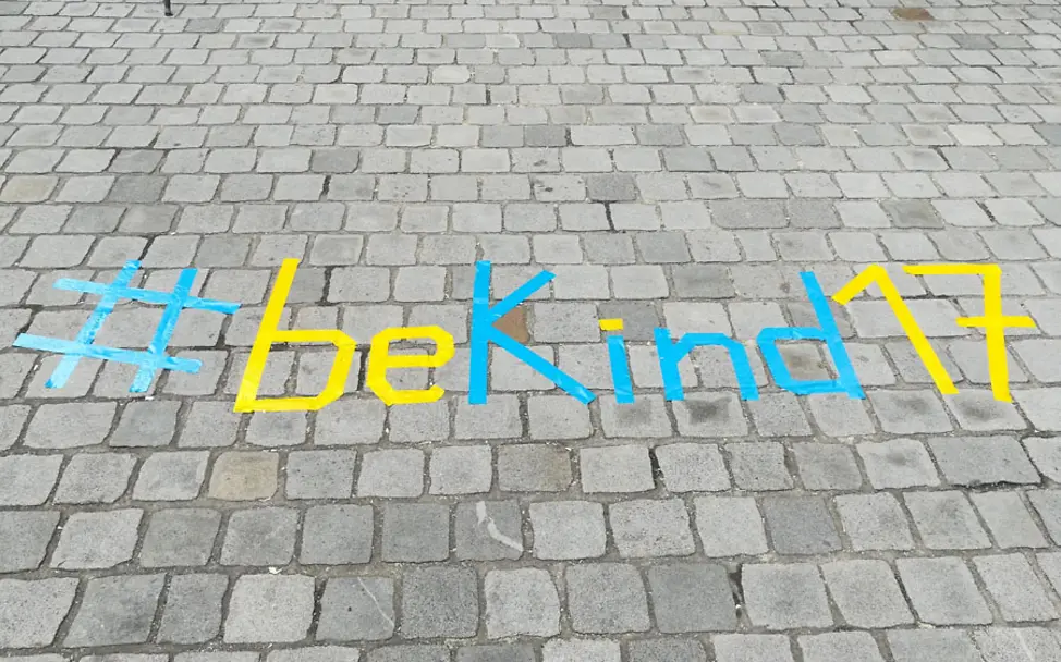 '#beKind17' Schriftzug auf der Straße