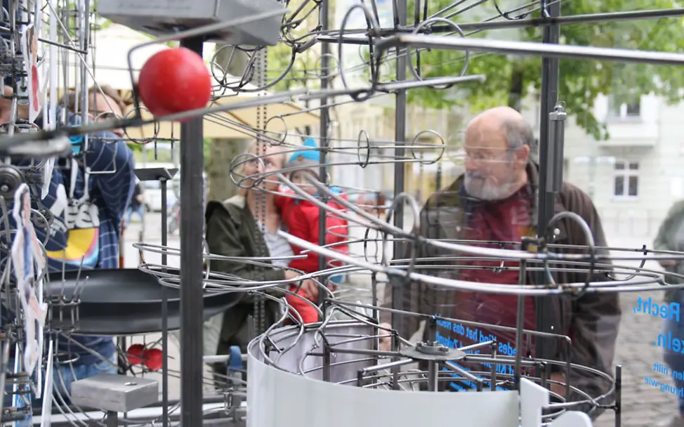 Die Kugelbahn erzählt die Erfolgsgeschichte von UNICEF