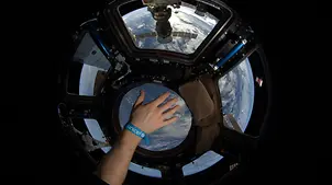 Alexander Gerst mit UNICEF an Board der ISS | © ESA/NASA Alexander Gerst mit UNICEF an Board der ISS