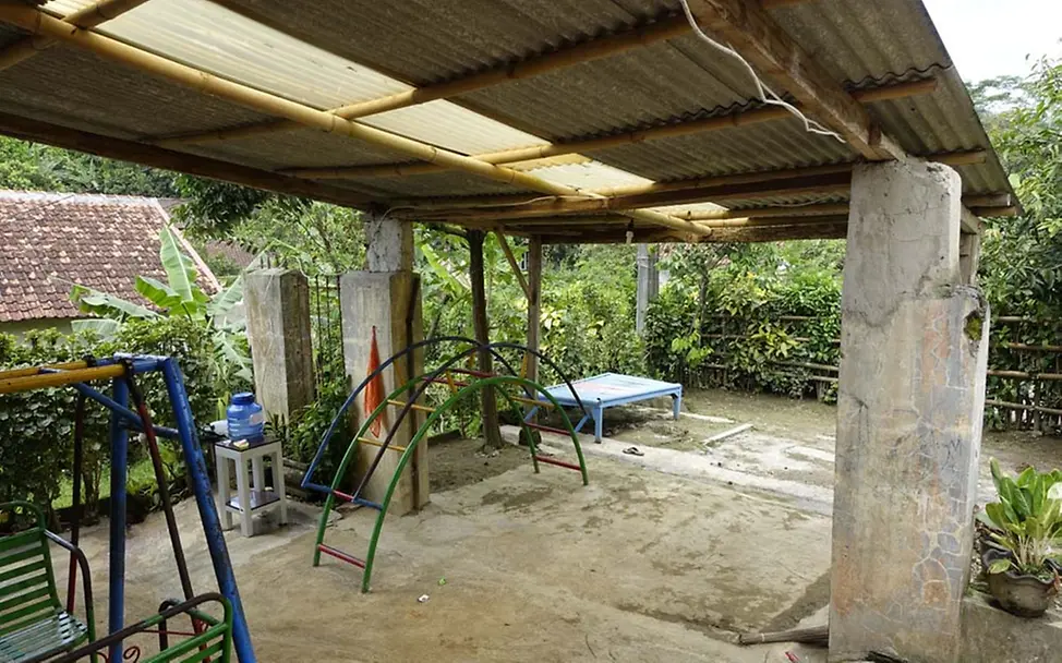 Ein karger Spielplatz | © UNICEF/DT2017-54940/Tim Rohde UNICEF Projektreise nach Indonesien: Ein karger Spielplatz