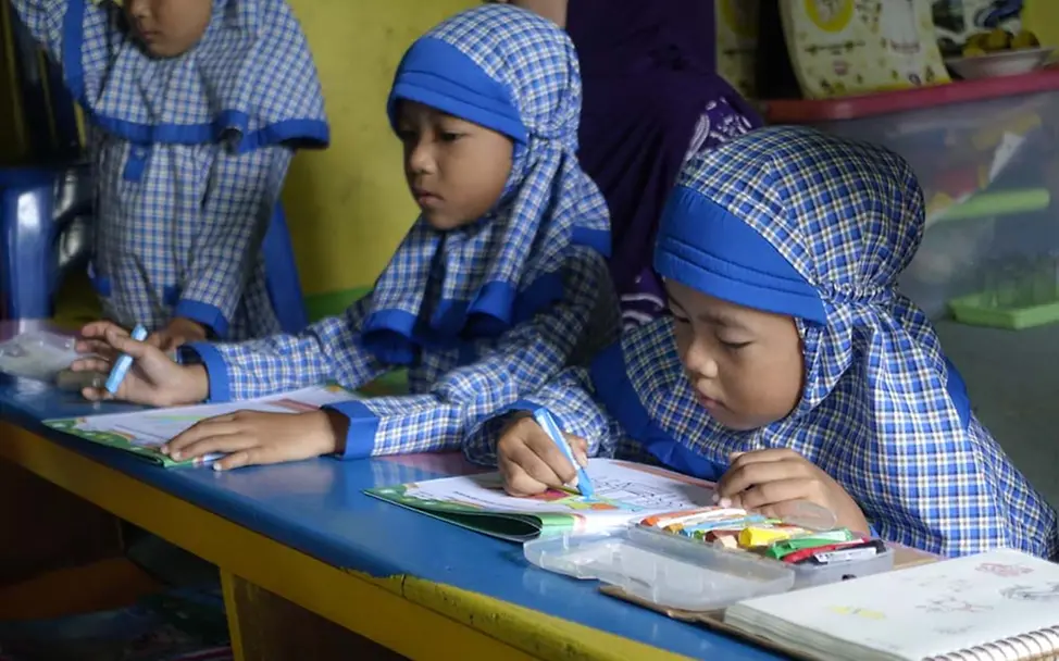Mädchen sind in ihre kreative Arbeit vertieft | © UNICEF/Tim Rohde UNICEF Projektreise nach Indonesien: Mädchen sind in ihre kreative Arbeit vertieft