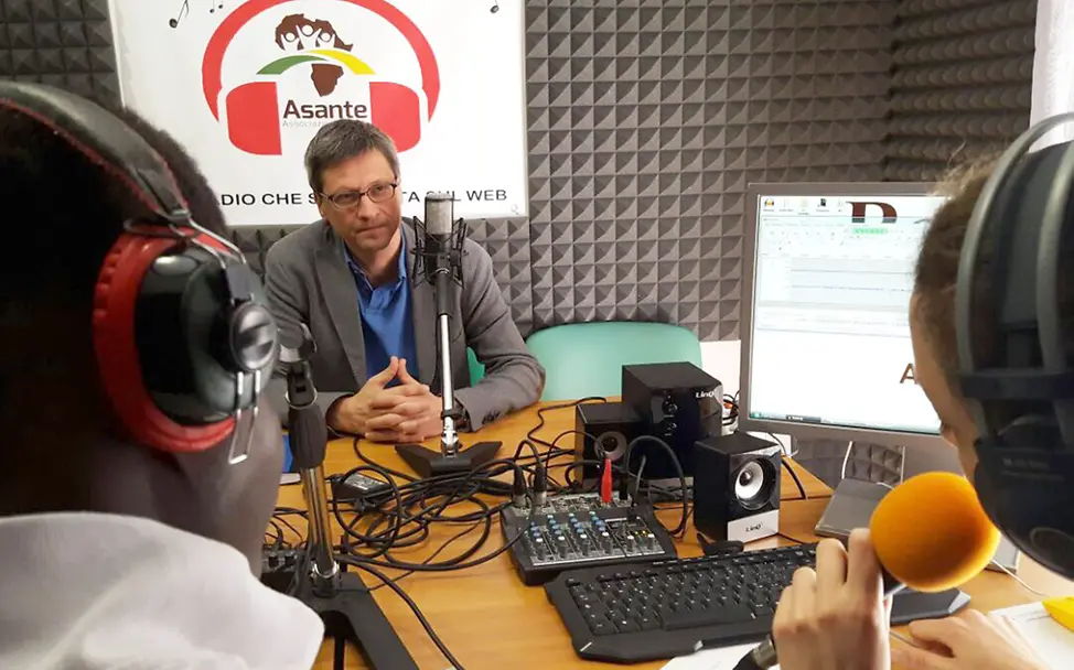 Sebastian Sedlmayr wird interviewt bei "Radio Asante" | © UNICEF/Umberto Palma Italien: Sebastian Sedlmayr steht Rede und Antwort bei "Radio Asante"