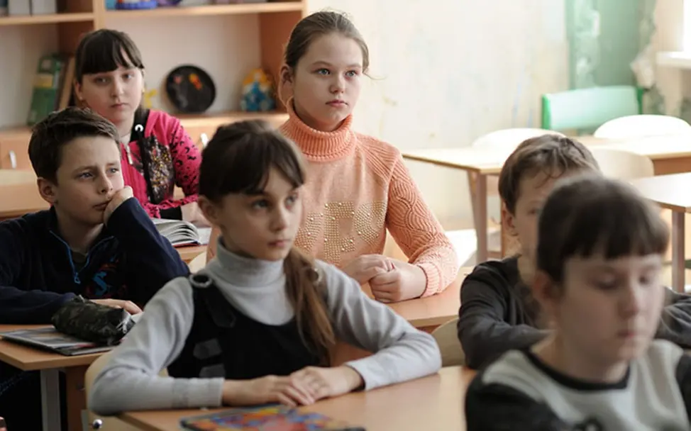 Ukraine-Konflikt: Diana sitzt in ihrer Klasse in Avdiivka