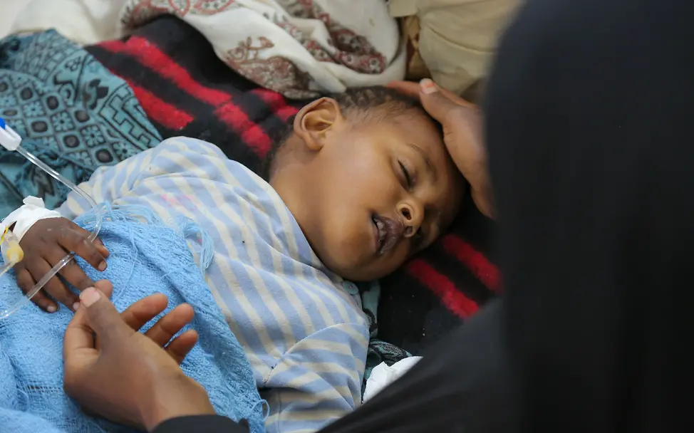 Ein kleiner Junge liegt mit schwerem Durchfall im Krankenhaus in Sanaa, Jemen. |© UNICEF/Alzekri Ein kleiner Junge liegt mit schwerem Durchfall im Krankenhaus im Jemen