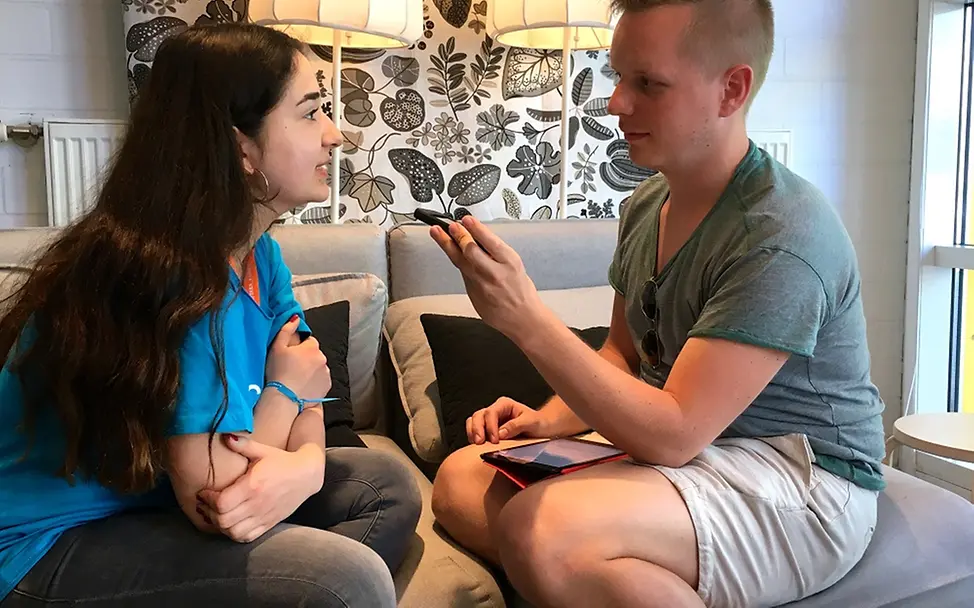 Eylül vom UNICEF-Juniorteam im Interview mit Peter von 104.6 RTL © UNICEF Berlin