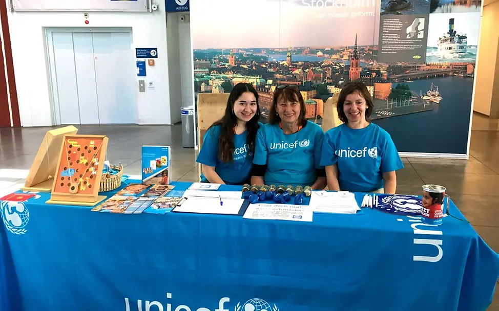 Die ehrenamtlichen UNICEF-Helfer in der IKEA-Filiale in Spandau © UNICEF Berlin