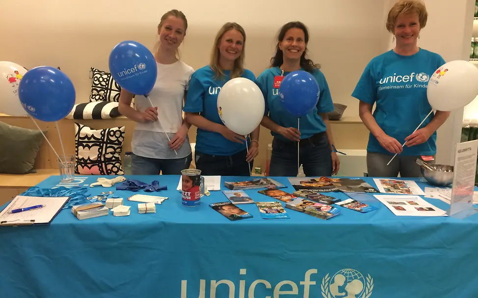 UNICEF-Mitarbeiter am Stand © UNICEF Berlin