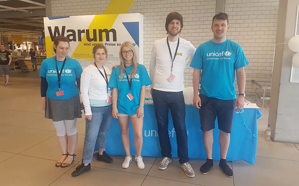 UNICEF-Team und IKEA-Mitarbeiter in der IKEA Filiale Lichtenberg © UNICEF Berlin