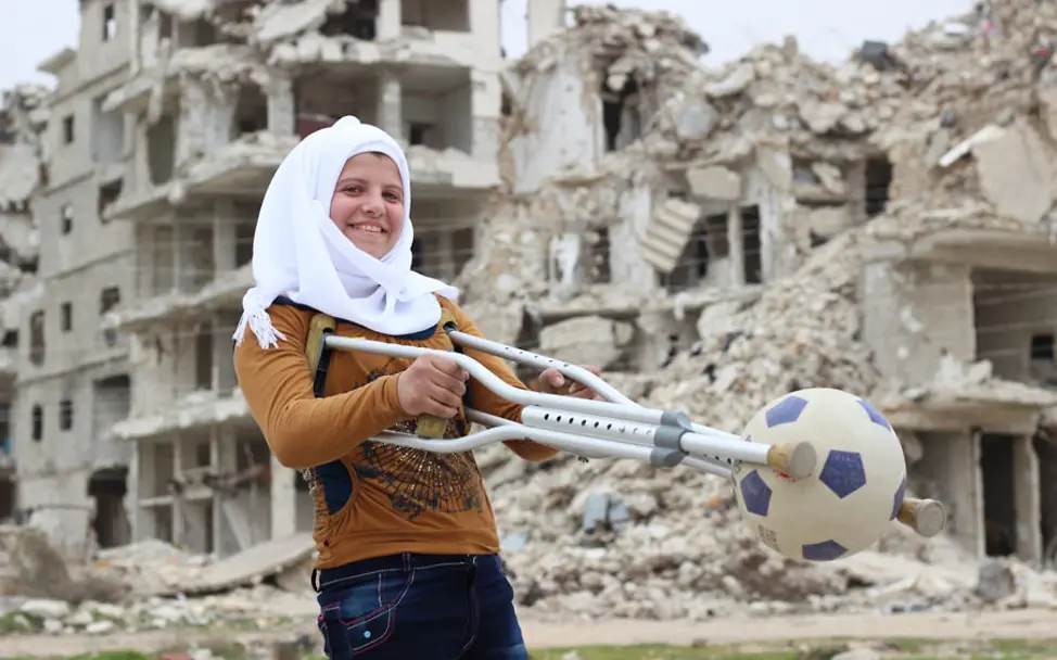 Geschickt mit dem Ball: Saja spielt inmitten von Ruinen. | © UNICEF/Al-Issa Aleppo: Saja spielt mit einem Ball vor den Ruinen