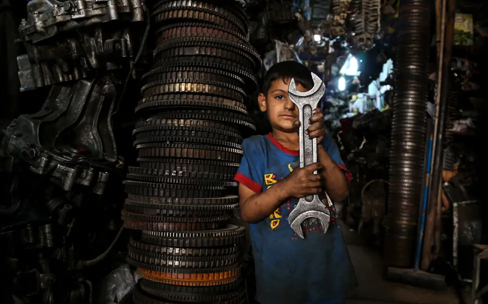 Kinderarbeit: Mustafa (7) arbeitet mit seinem Vater gemeinsam in einer Werkstatt in Bagdad, Irak