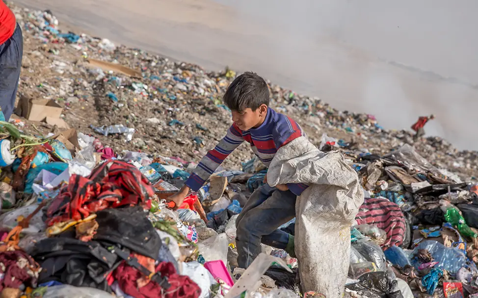 Jasim Mohammad, 8, arbeitet gemeinsam von früh bis spät mit seinem Vater auf einer Müllhalde im Irak. 