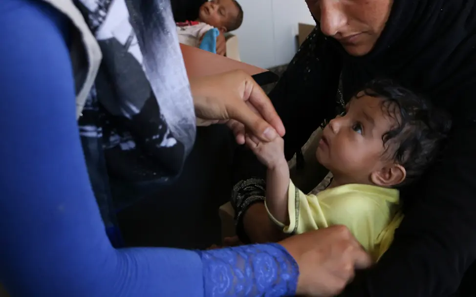 Ein kleiner Junge muss in einem Krankenhaus versorgt werden. | © UNICEF/Sparks Ein kleiner Junge wird im Krankenhaus versorgt.