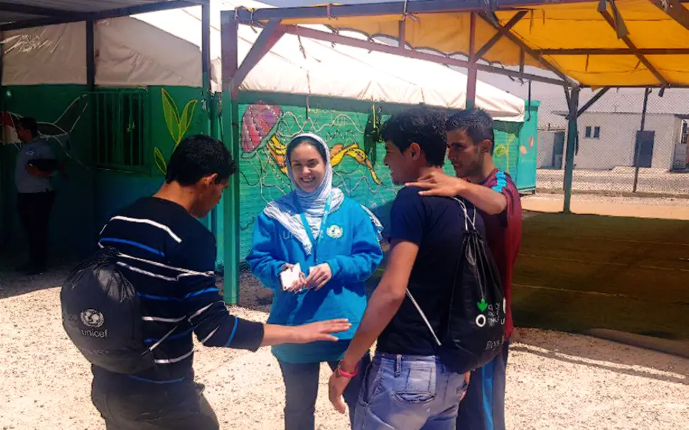 Jordanien: Mariam im Interview mit Jugendlichen