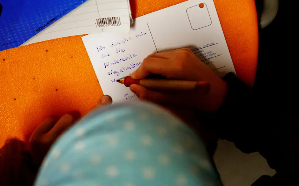 Wunsch eines Jungen aus Berlin: Kinderrecht ins Grundgesetz | © UNICEF DT/Julia Zimmermann Brief mit Wunsch an den Bundestag: Kinderrechte ins Grundgesetz