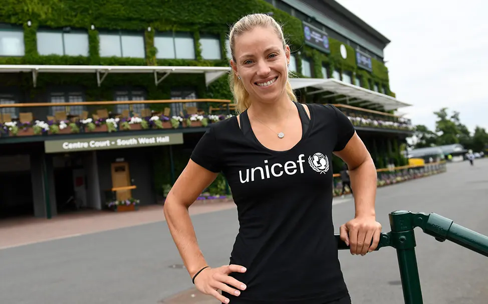 Angelique Kerber ist neu in der UNICEF-Familie! Herzlich willkommen! | © Paul Zimmer Angelique Kerber im UNICEF Shirt in Wimbledon als neue UNICEF-Patin