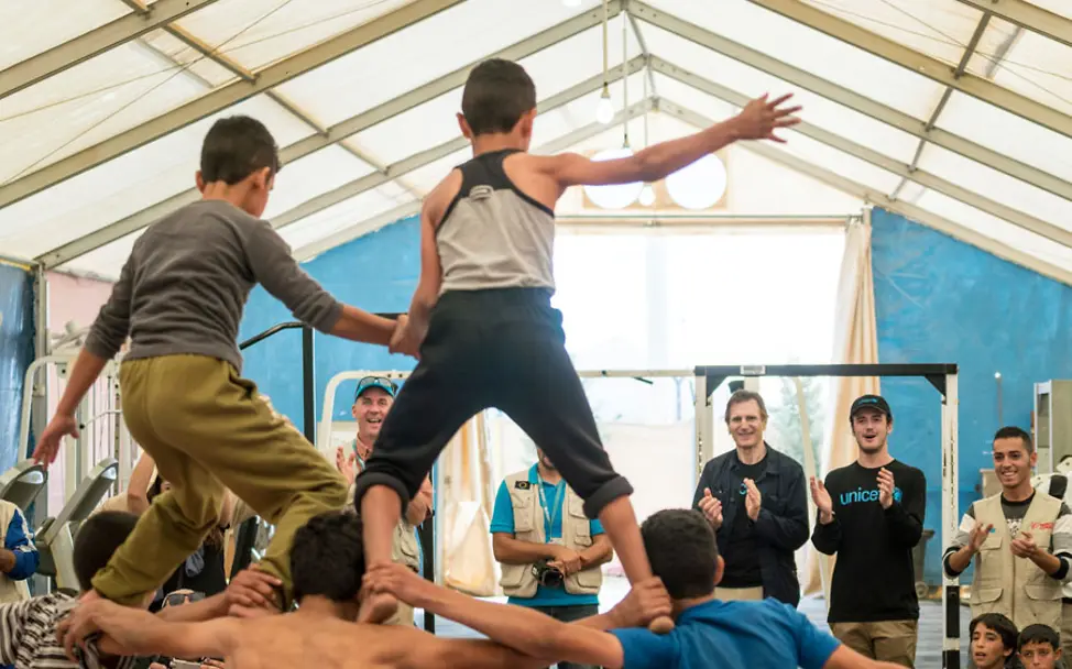 Makani: Die Kinder führen ein Kunststück vor