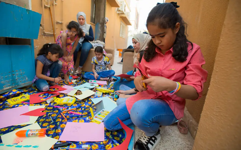 Makani: Eine Gruppe von Kindern beim Malen und Basteln
