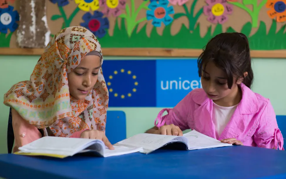 Makani: Zwei Mädchen lernen im Makani-Zentrum