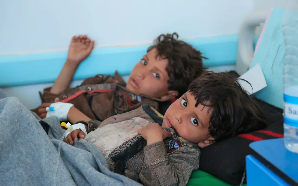 Behandlung bei Verdacht auf Cholera: zwei Jungen in einem Krankenhaus in Sana'a | © UNICEF/Alzekri Jemen Cholera-Ausbruch: Zwei Jungen in einem Krankenhaus in Sana'a
